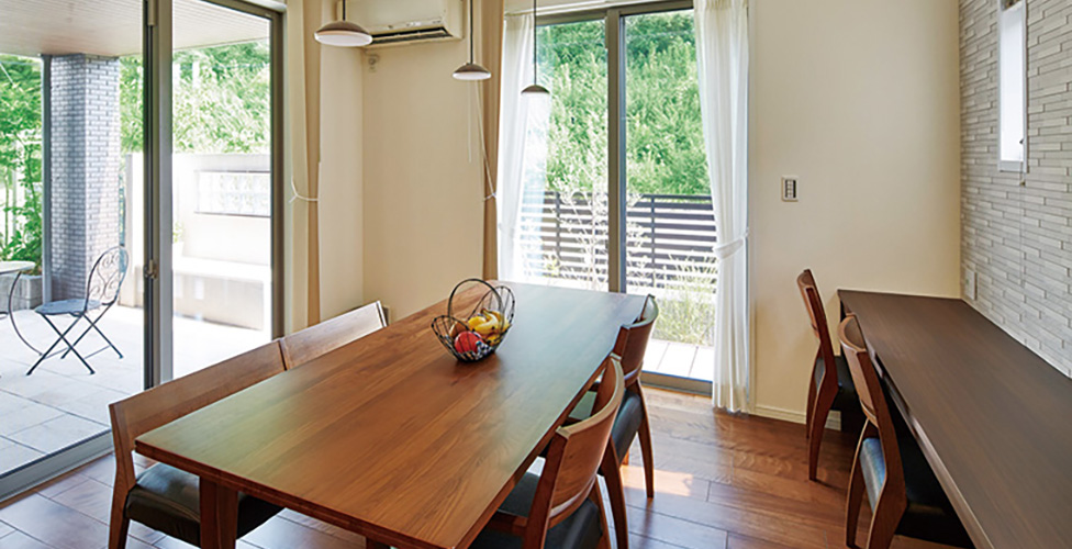 テラスと一体化するldkでくつろぎや集いを楽しむ住まい 建築実例 パナソニック ホームズ Panasonic