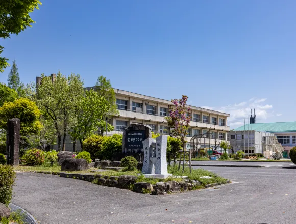 市立根石小学校園