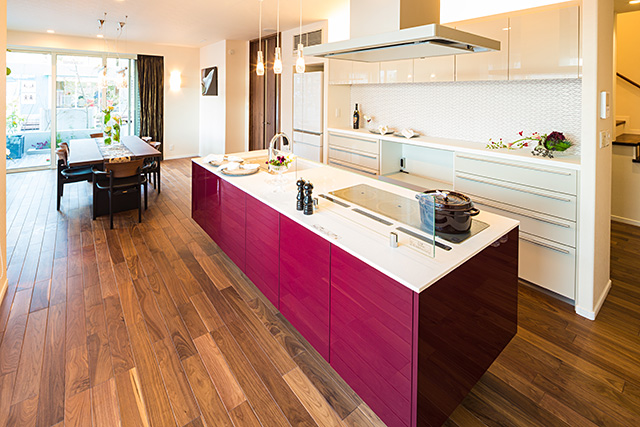 だんらん空間の中心に家族が集まり、お料理できるトリプルワイドIHのオープンなアイランドキッチン。スムーズに移動できる家事楽動線を確保しています。