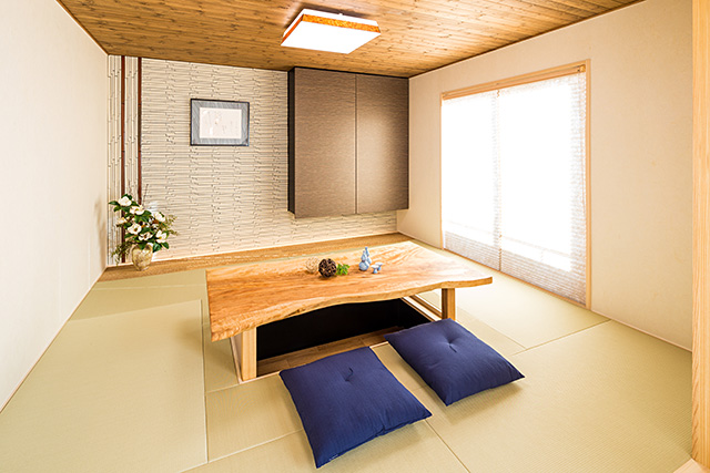 「座」ならではの自由なスタイルで、くつろぎの間、語らいの間として使える和室です。床暖房の掘りごたつは、ほっと落ち着けるひと時を演出してくれます。