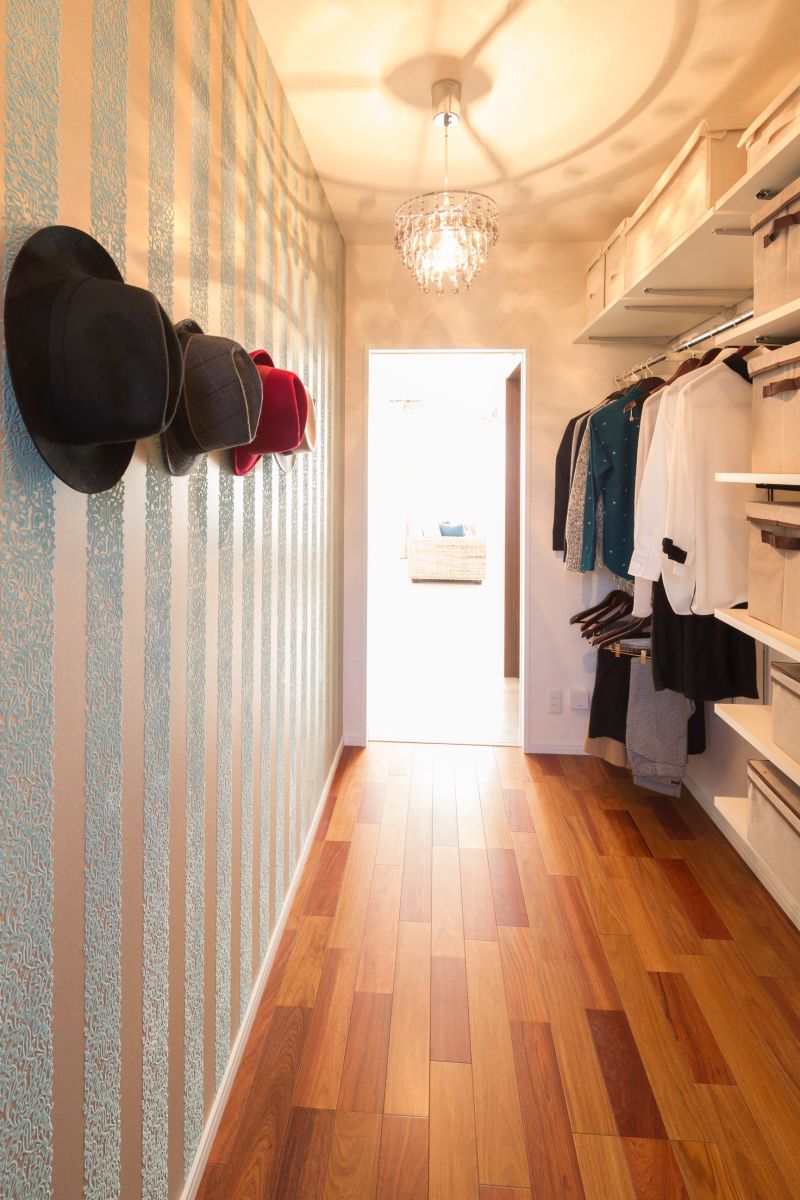 洋室のウォークインクローゼットとしても、季節物の収納スペースとしても使える、2方向から出入りできる2.5帖大の納戸です。