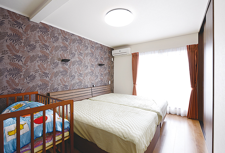 写真：バリのリゾートをイメージしたクロスを採用した主寝室