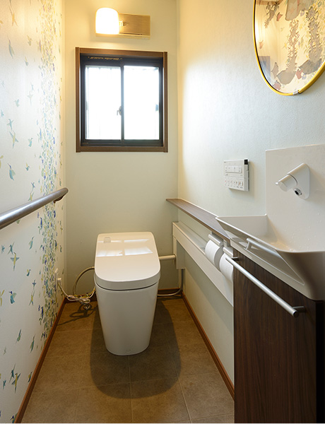 写真：掃除しやすく明るい印象のトイレ