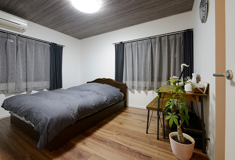 写真：落ち着いた雰囲気の主寝室
