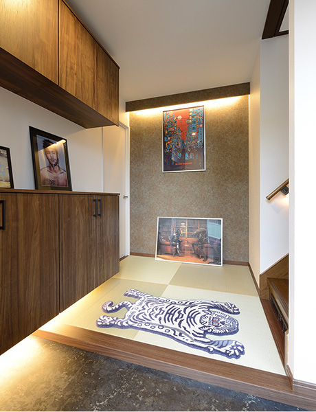 写真：琉球畳が印象的な子世帯用の玄関