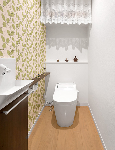 写真：おしゃれな壁紙のトイレ［親世帯］