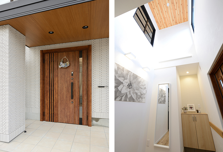 写真：吹抜けの天井には木目のクロス、壁にはデザイン性の高い調湿タイルが貼られた玄関。