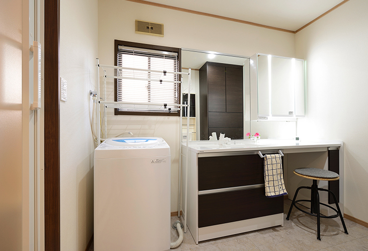 写真：収納スペースを多く設けた洗面室