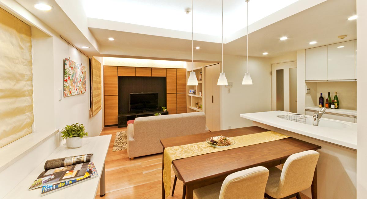 間接照明でやわらかな光が降り注ぐ落ち着きのあるLDK空間を実現 ...