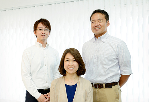 担当者写真:左から柏内節也、吉田麻由子、中居直樹