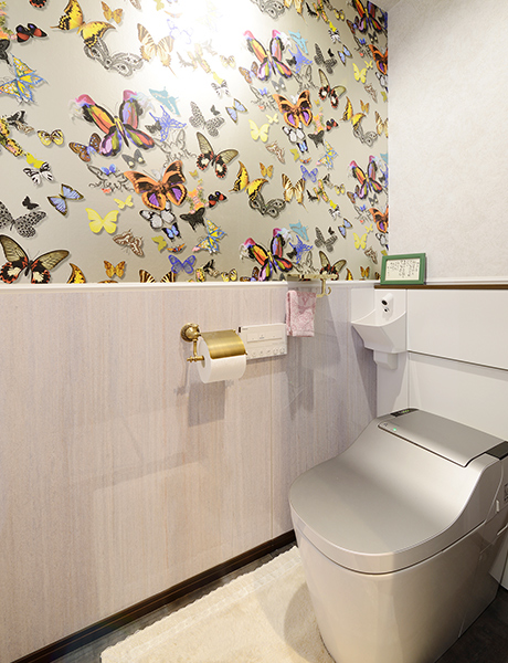 写真：セカンドトイレ壁紙はご夫妻がお好きなアーティストのデザイン。