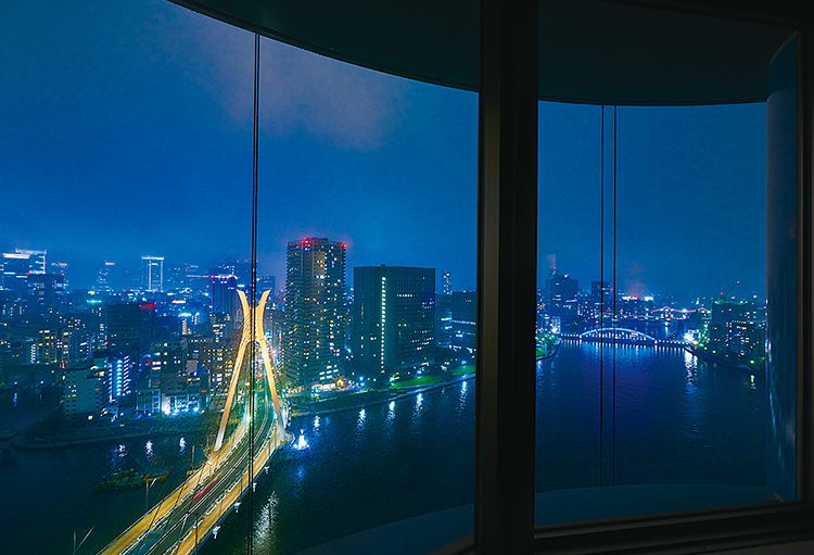 写真：大きな窓から眺めた夜景