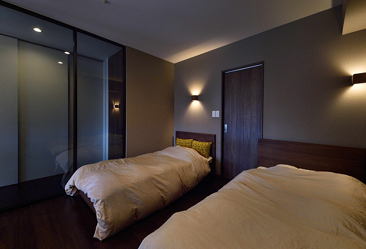 写真：開放的で落ち着いた雰囲気の主寝室
