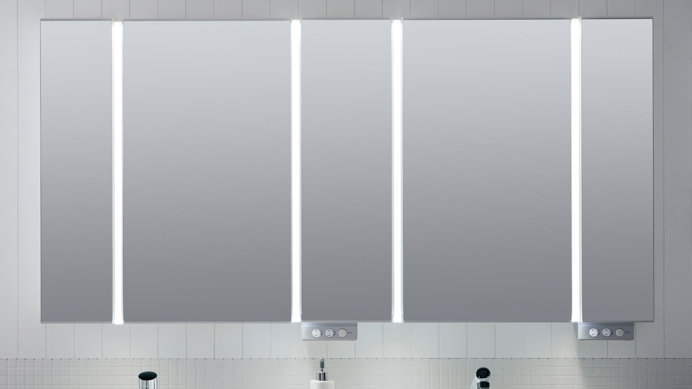 写真：LED照明付きミラー