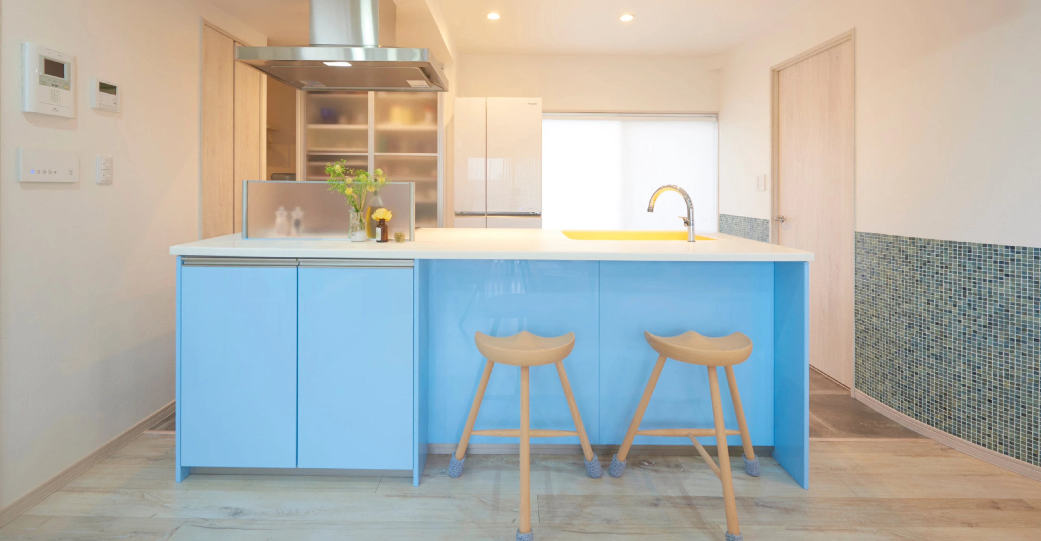 写真：アイランドキッチンに備え付けられた食事もできるカウンター