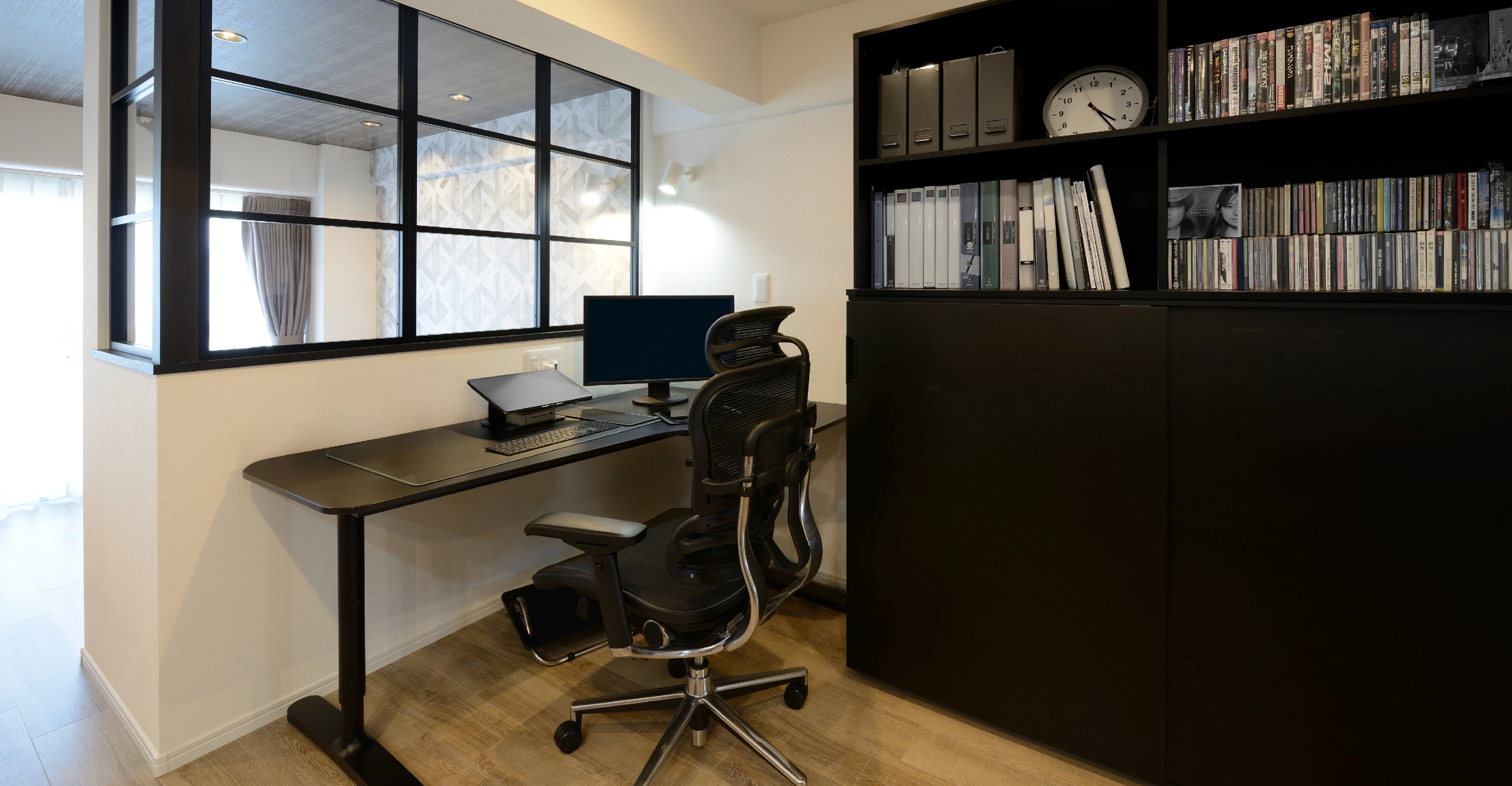 写真：デスクと本棚のあるSOHOスペース
