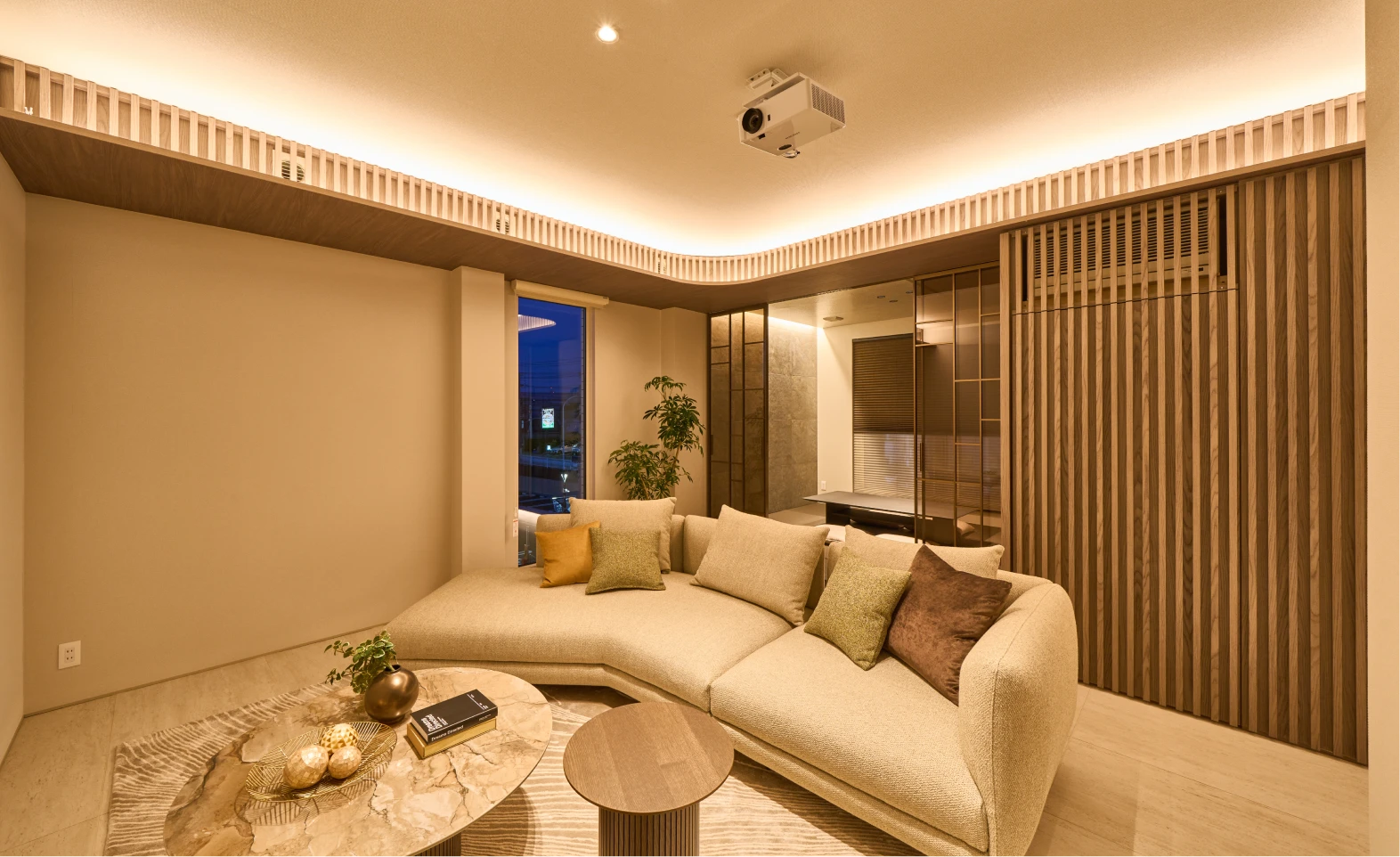 写真：天井面を照らすリビングの照明