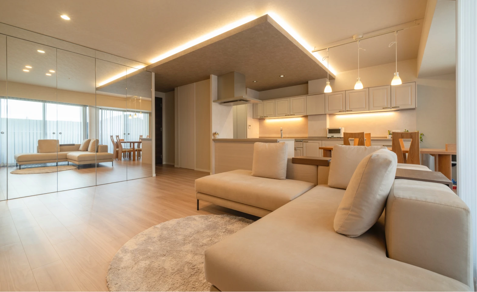 写真：天井面を照らすキッチン・リビングの照明