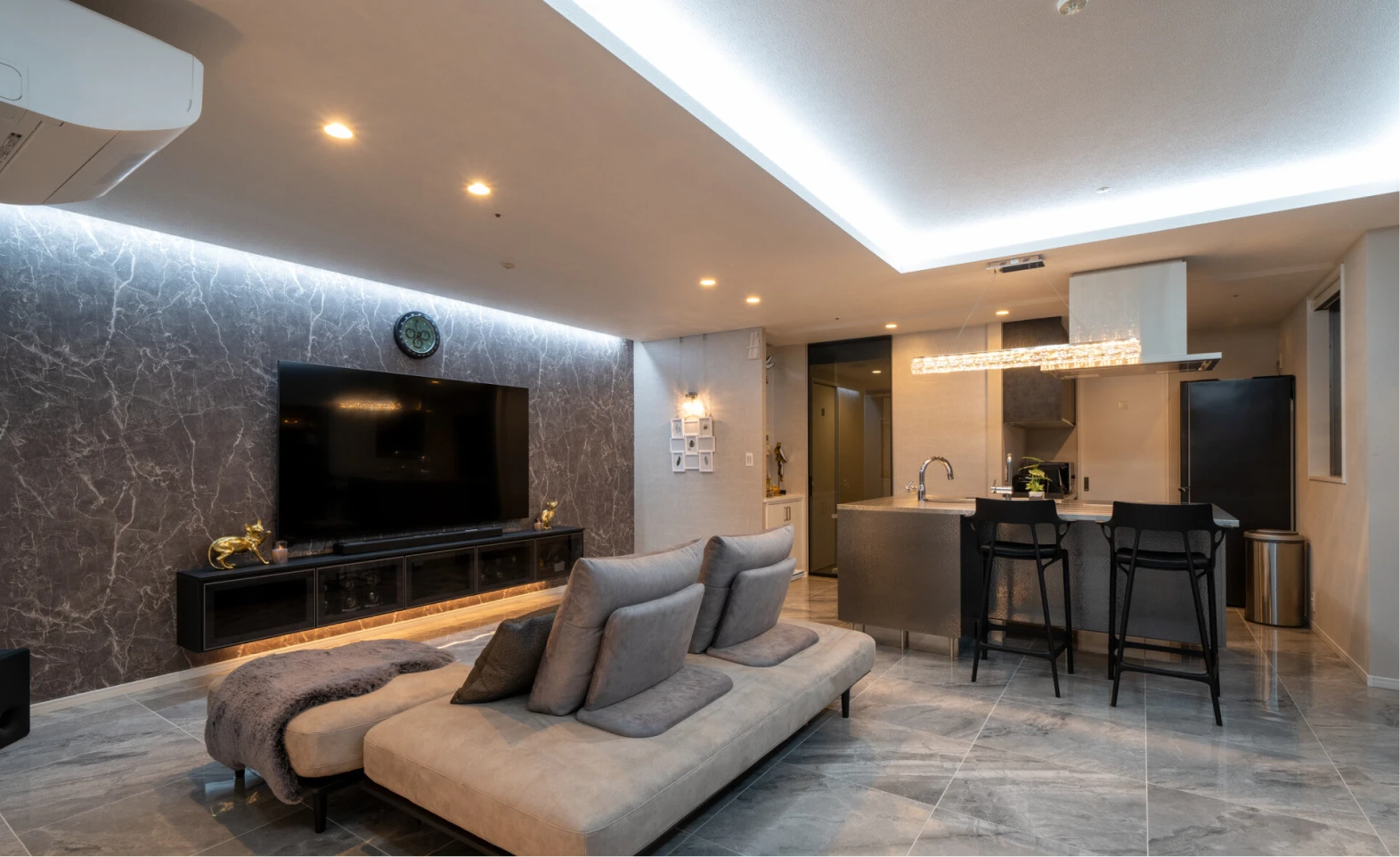 写真：天井面を照らすダイニング・リビングの照明