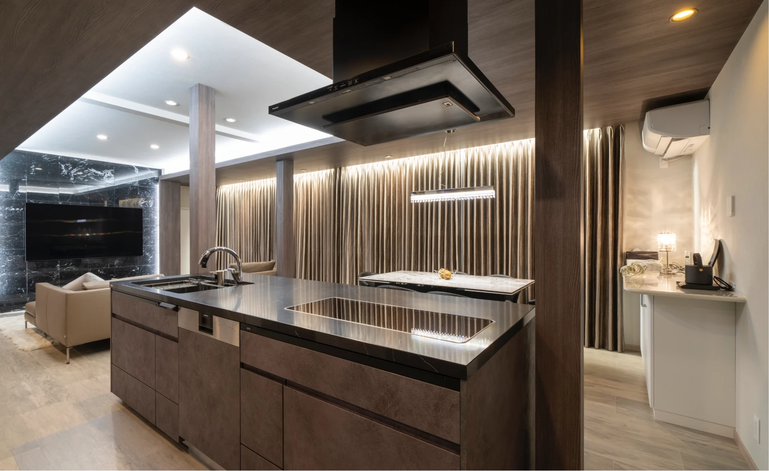 写真：ダイニング・リビングの壁の照明