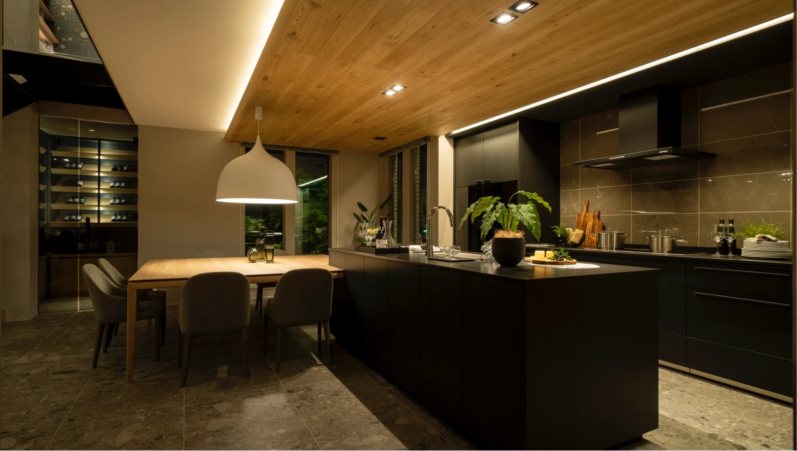 写真：ダイニング・キッチンの天井と一体化した照明