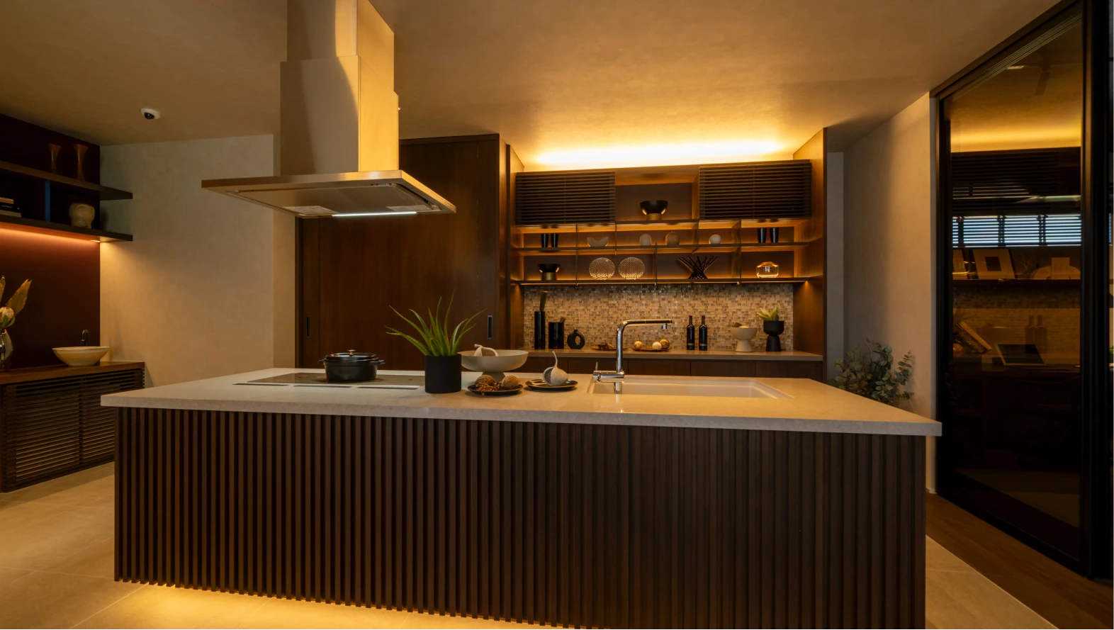 写真：キッチンの棚と一体化した照明