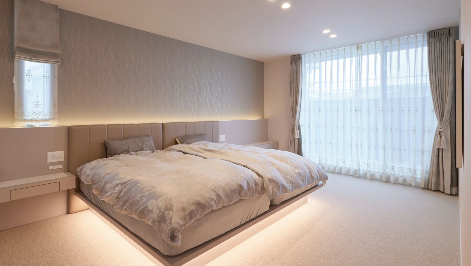 写真：寝室の造作家具と一体化した照明