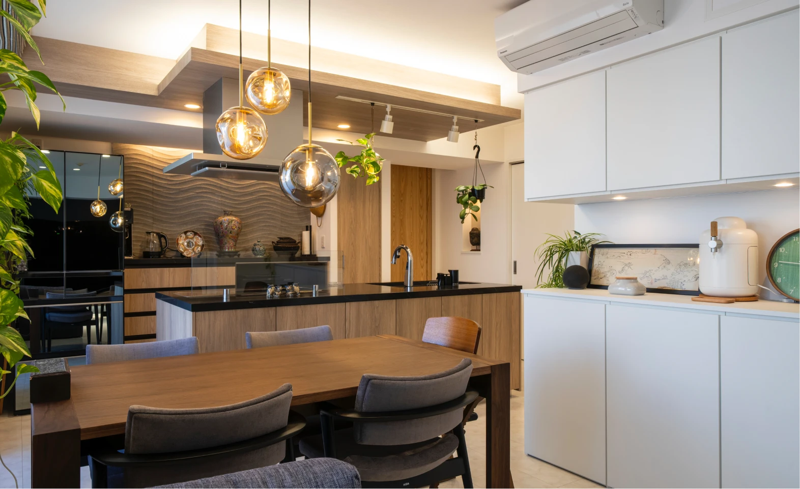 写真：ダイニングのペンダント照明