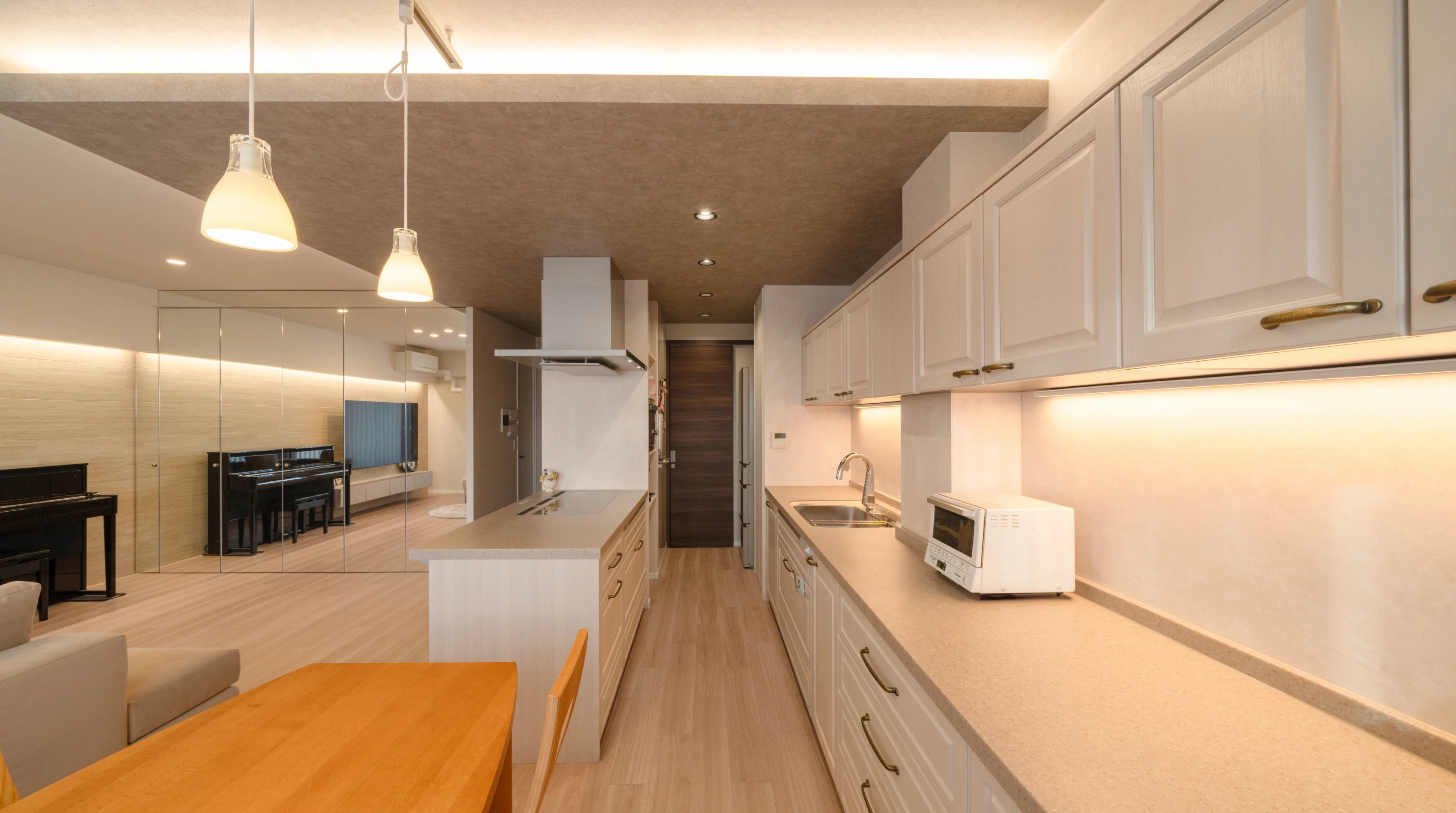 イラスト：スムーズな生活動線を矢印で示した図 LIVING DINING KITCHEN LAUNDRY FAMILY CLOSET