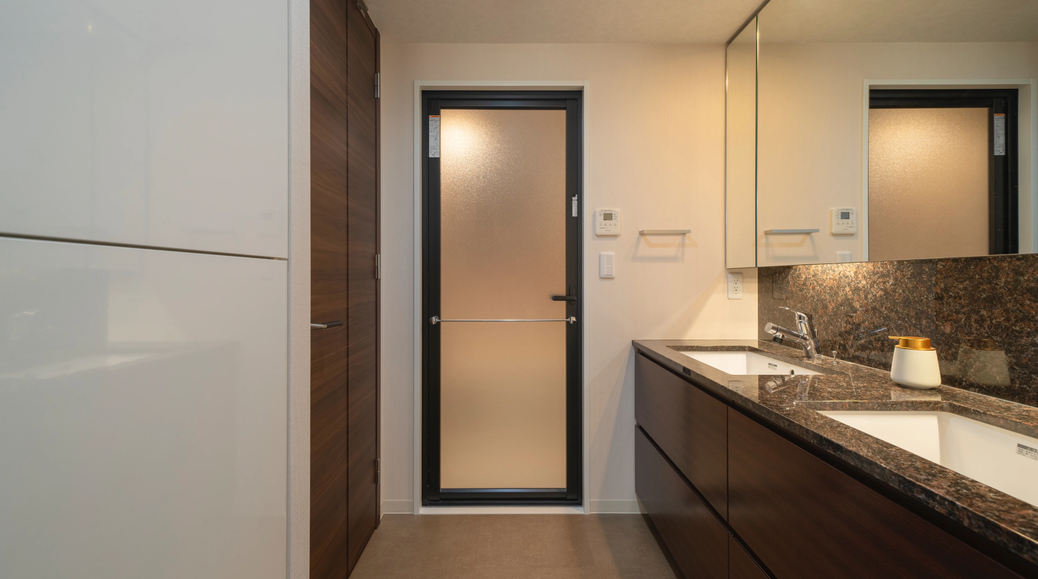 写真：ダイニングから見た、キッチン、リビングを繋ぐ動線