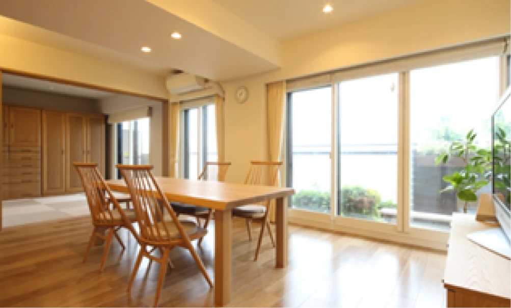 写真：リビングダイニングの窓