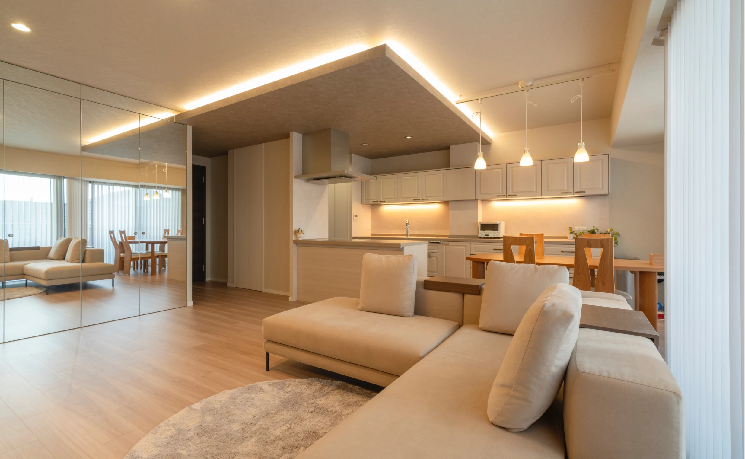 写真：ミラー貼りの収納が設置されたリビングと、ダイニング・キッチン