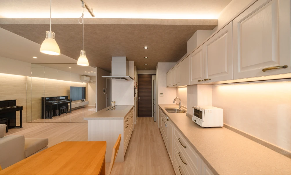 写真：ひと続きの動線上にあるダイニングテーブルとキッチン