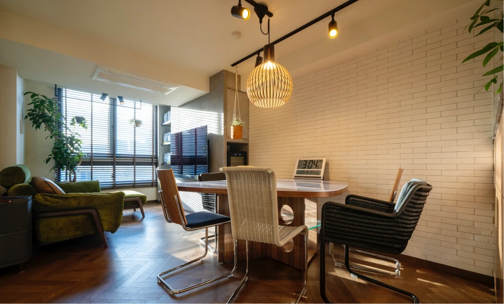 写真：ダイニングのフローリングと壁